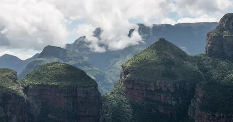 Clouds drifting over green mountains. Three Rondavels at Blyde river canyon Vídeo Stock 150978489