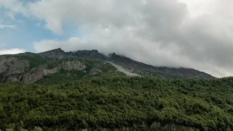 Clouds drifting over a rocky mountain ridge in Alaska timelapse Stock-Footage 348019331