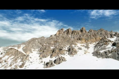 Clouds drifting over snow mountain Stock-Footage 562568