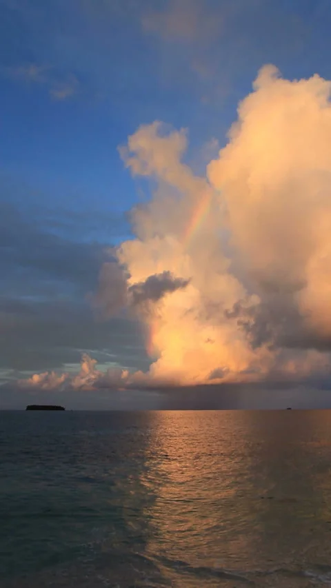Clouds at Dusk, Rainbows, and the Islands of Wennu and Fishinun 库存影片 324921944