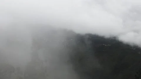 Clouds envelop the mountain slopes Video stock 148122164