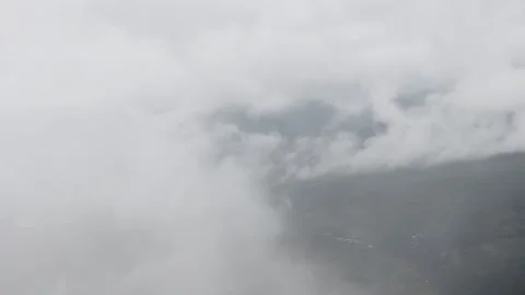 Clouds envelop the mountain slopes Video stock 148339122