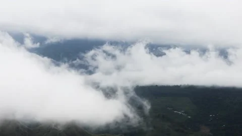 Clouds envelop the mountain slopes Video stock 148339328