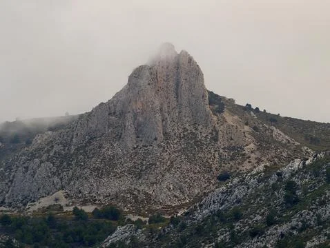 Clouds envelop peak, Summit shrouded in misty clouds, Rugged terrain highlights Foto stock