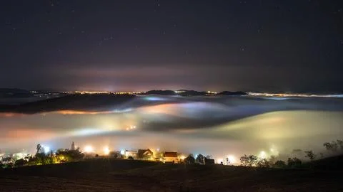 Clouds Enveloping the Mountain Summit as the Sun Sets Foto stock