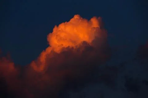 Clouds in the evening sky illuminated by the sun has sat down for horizon. Stock-Fotos