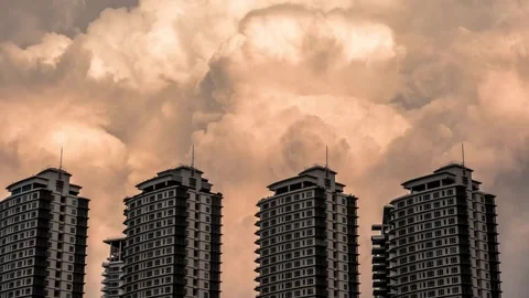Clouds exploding behind tall buildings timelapse Stockbeeldmateriaal 137866723