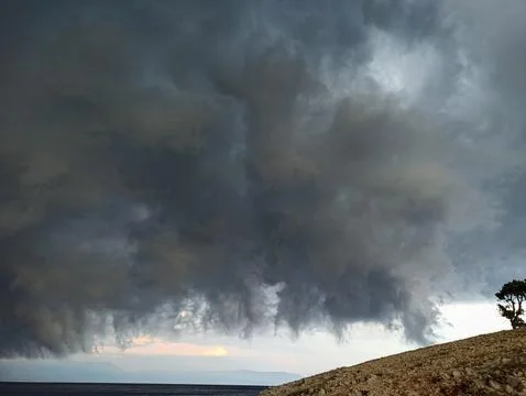Clouds falling from sky on a stormy day on the Croatian coast Foto stock