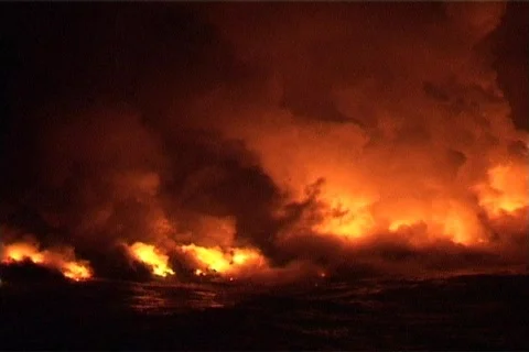 Clouds of flame, smoke, and steam  billow into the night sky Vidéo 341123