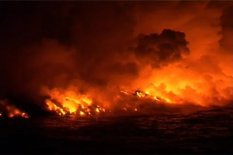 Clouds of flame, smoke, and steam  billow into the night sky Vidéo 341126