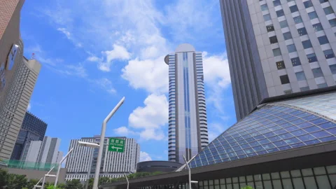 Clouds float around The Tokyo Metropolitan Government Building at Nishi Shinjuku Video stock 291745305