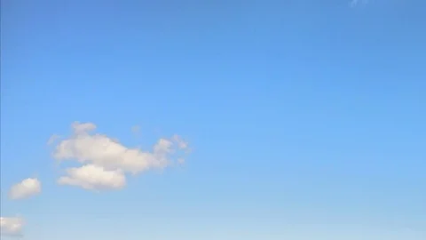 Clouds float on the blue sky timelapse Vidéo 81604873
