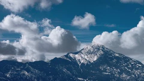 A clouds float on the horizon in the mountains Stock-Fotos