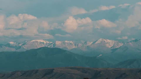 Clouds float over the mountain range Stock-Footage 245814503