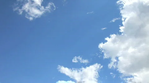 Clouds float thru the sky Stockbeeldmateriaal 442163