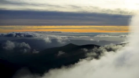 Clouds floating across sunset hills horizon in Sudety mountains Poland 库存影片 336986407