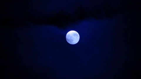 Clouds floating on the background of the full moon 库存影片 224894650