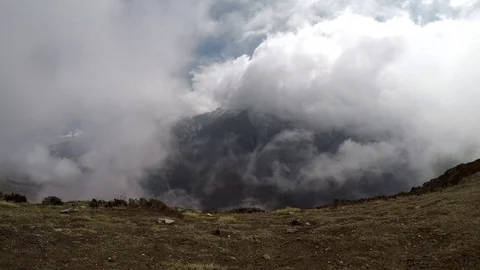 Clouds floats over a mountain valley near Thame village in Himalayas Video stock 125388622
