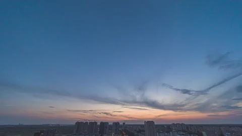 The clouds flow over the cityscape. time lapse Video stock 130889266