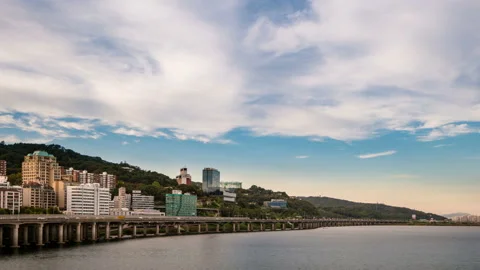 Clouds flow through the Hangang road and apartment buildings Vidéo 145925724