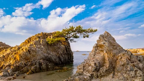 Clouds flow through the rocks. Time lapse Vidéo 145740066