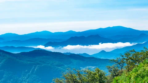 Clouds flowing over the mountain ridge. Time lapse 스톡 동영상 145743421
