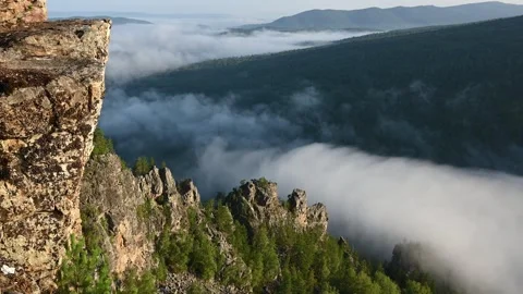 Clouds flowing over mountain valley from cliff viewpoint 库存影片 305163928