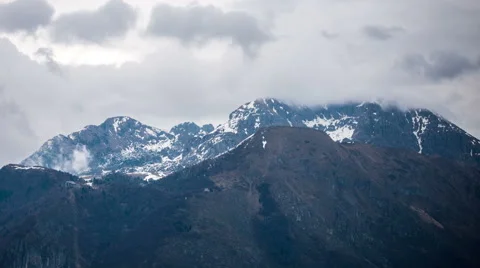 Clouds flowing over mountains Video stock 62775657