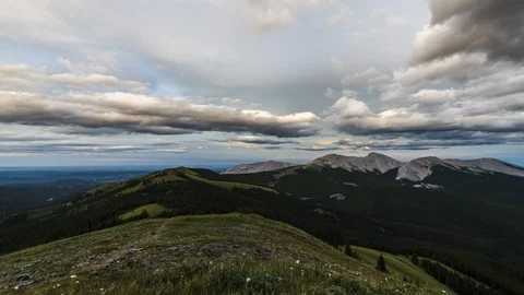 Clouds flowing at sunset over the rocky mountains 8K timelapse Stock-Footage 117975940