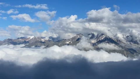 Clouds flows above the mountains Vidéo 133894421