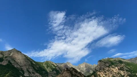 Clouds flows above the mountains 스톡 동영상 133894626