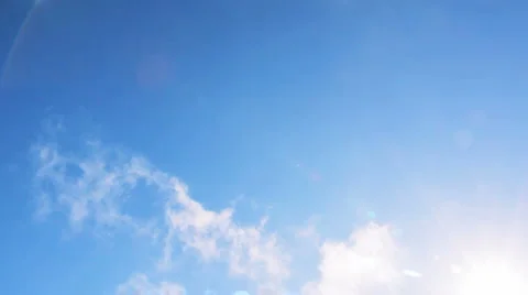 Clouds fly across the blue sky Vídeos de archivo 923391