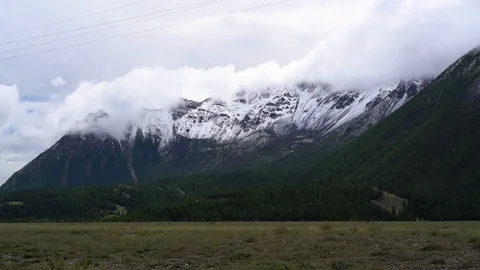 Clouds fly through mountain peaks 库存影片 94038769