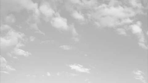 Clouds fly through the sky black and white timelapse Stockbeeldmateriaal 87210548
