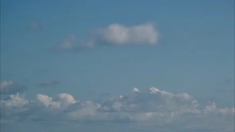 Clouds flying against blue sky at sunny day, time lapse. Vidéo 146600142