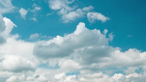 Clouds flying along blue sky Vídeo Stock 246786968