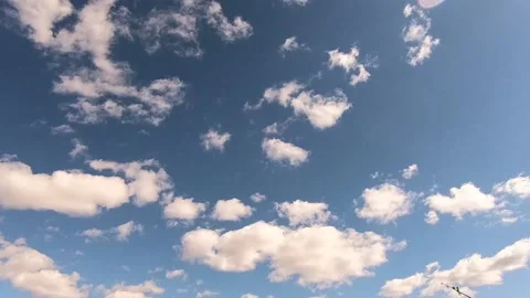 Clouds flying in the blue sky. Stock-Footage 140094598