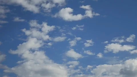 Clouds flying on blue sky, Timelaps. High quality 4k footage Vídeo Stock 345587516