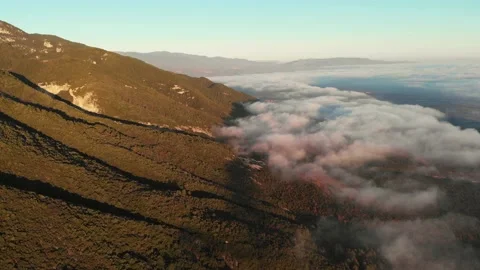Clouds at foot of mount Olymp during sunrise Vídeo Stock 137898336