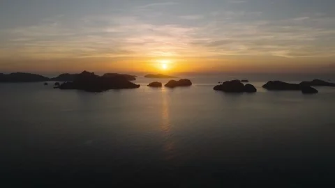 Clouds gather to frame the picturesque sunset. El Nido. Palawan, Philippines. Stock Footage 308766254