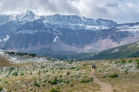 Clouds gathering above the mountain range in Canadian Rockies. Jasper national Stock-Fotos