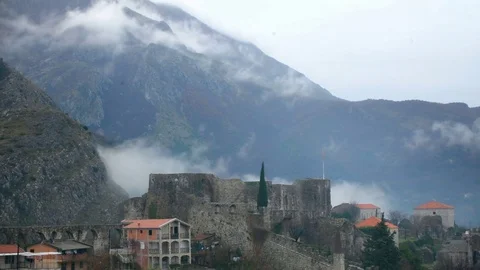 Clouds go to the mountains Video stock 84512070