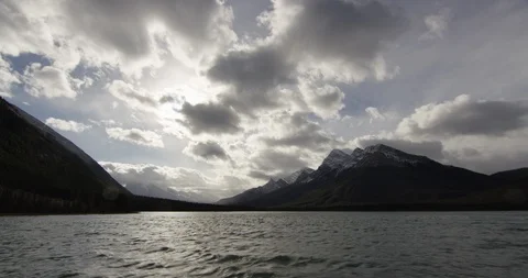 Clouds hovering over snowcapped in Canmore Vidéo 86170268