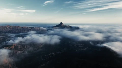 The clouds hug the peak of Penya Alta in Alicante Video stock 293141986