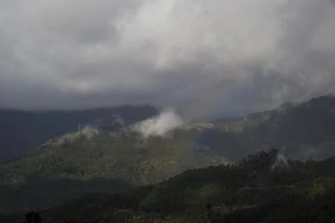 Clouds lifting up from the mountains Stockfoto's