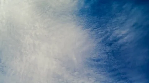 Clouds motion in deep blue sky Vidéo 80355898