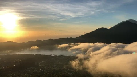 Clouds on Mount Batur over lake Batur, Volcano Agung, Bali Vidéo 108203533