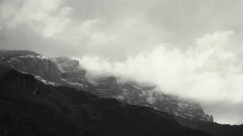 Clouds in mountain time lapse, black and white Stock Footage 143953110