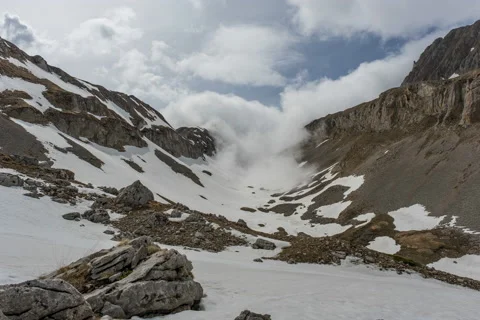 CLOUDS IN THE MOUNTAIN VALLEY AFTER THE RAIN 库存影片 190304025