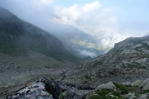 Clouds in a mountain valley. Stockfoto's